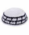 כיפה סרוגה צבע לבן מדוגם שחור